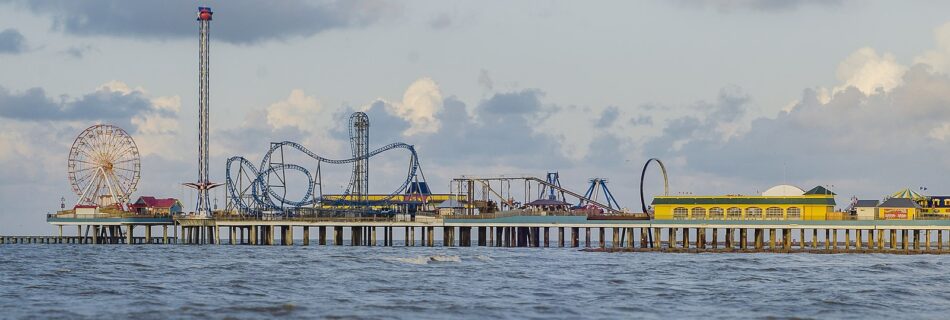 https://commons.wikimedia.org/wiki/File:Pleasure_Pier_in_Galveston,_Texas.jpg